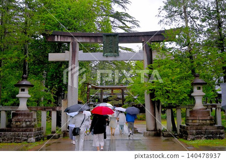 人們正穿過上杉神社的鳥居。 140478937