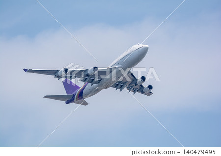 一架巨型噴射客機開始起飛,飛往海外。 一架巨型噴射客機開始起飛,飛往海外。 140479495