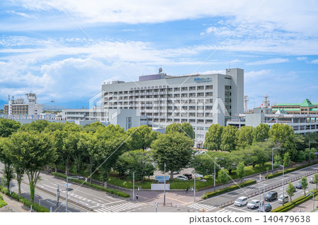 Exterior view of the National Hospital Organization Disaster Medical Center and a helicopter flying overhead [Midori-cho, Tachikawa City, Tokyo] 140479638