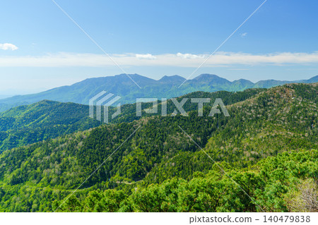 田代山和大尺山鬱鬱蔥蔥的山巒:尾瀨國立公園的壯麗景色 田代山和大尺山鬱鬱蔥蔥的山巒:尾瀨國立公園的壯麗景色 140479838