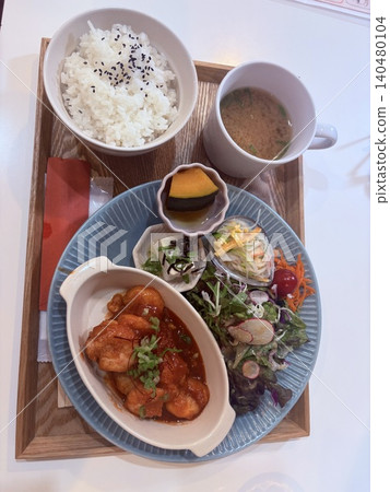 在咖啡館吃午餐：蝦仁辣椒套餐 140480104