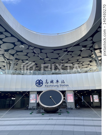 高雄火車站獨特的造型在藍天的襯托下格外醒目。 高雄火車站獨特的造型在藍天的襯托下格外醒目。 140480270