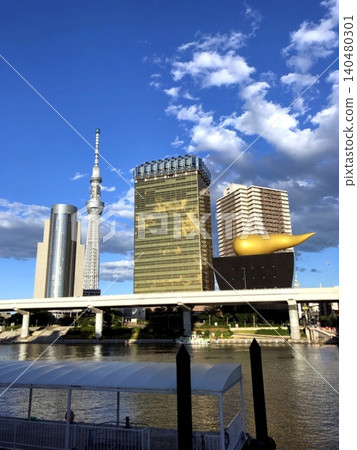 東京晴空塔和隅田川沿岸的城市景觀在藍天白雲的襯托下顯得格外美麗。 東京晴空塔和隅田川沿岸的城市景觀在藍天白雲的襯托下顯得格外美麗。 140480301