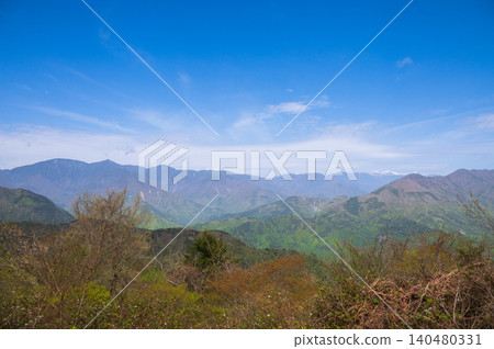 [Minobu Mountain Summit] View of the snow-capped Southern Alps from the northern observation deck [Minobu Mountain Ropeway] 140480331