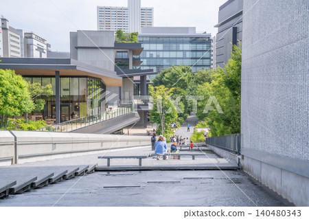 人們在綠泉（東京都立川市綠町）的瀑布（水景）中放鬆身心 140480343