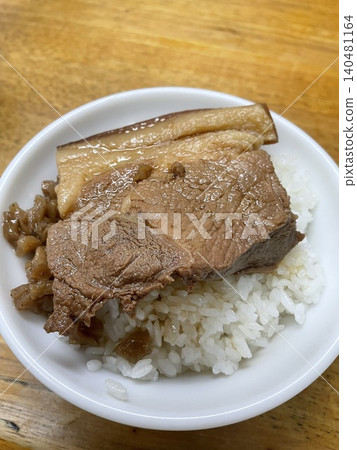 台灣特色菜:一大碗慢燉五花肉飯 台灣特色菜:一大碗慢燉五花肉飯 140481164