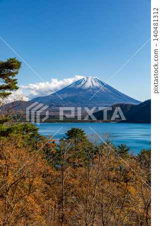 山梨縣南駒郡身延町本栖湖的富士山 山梨縣南駒郡身延町本栖湖的富士山 140481312
