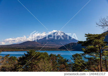 山梨縣南駒郡身延町本栖湖的富士山 山梨縣南駒郡身延町本栖湖的富士山 140481317