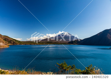 山梨縣南駒郡身延町本栖湖的富士山 山梨縣南駒郡身延町本栖湖的富士山 140481320