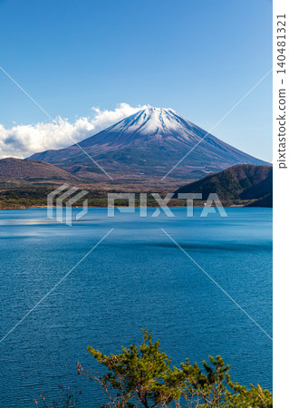 山梨縣南駒郡身延町本栖湖的富士山 山梨縣南駒郡身延町本栖湖的富士山 140481321