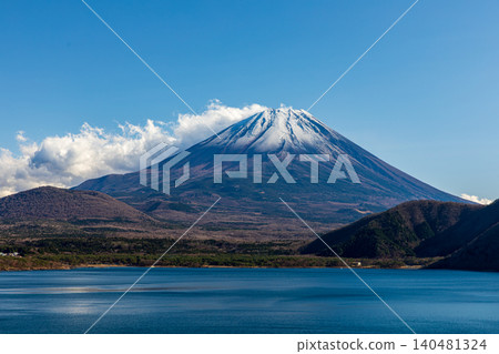 山梨縣南駒郡身延町本栖湖的富士山 山梨縣南駒郡身延町本栖湖的富士山 140481324