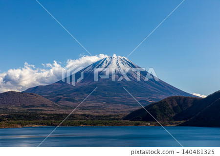 山梨縣南駒郡身延町本栖湖的富士山 山梨縣南駒郡身延町本栖湖的富士山 140481325