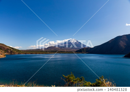 山梨縣南駒郡身延町本栖湖的富士山 山梨縣南駒郡身延町本栖湖的富士山 140481328