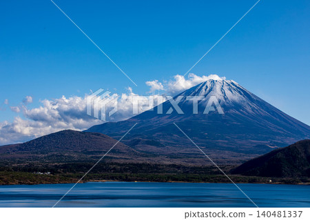 山梨縣南駒郡身延町本栖湖的富士山 山梨縣南駒郡身延町本栖湖的富士山 140481337