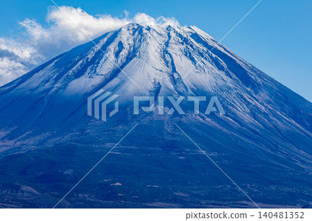 山梨縣南駒郡身延町本栖湖的富士山 140481352