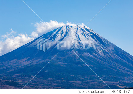 山梨縣南駒郡身延町本栖湖的富士山 山梨縣南駒郡身延町本栖湖的富士山 140481357