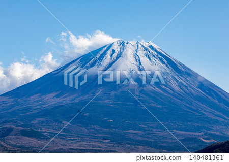 山梨縣南駒郡身延町本栖湖的富士山 山梨縣南駒郡身延町本栖湖的富士山 140481361