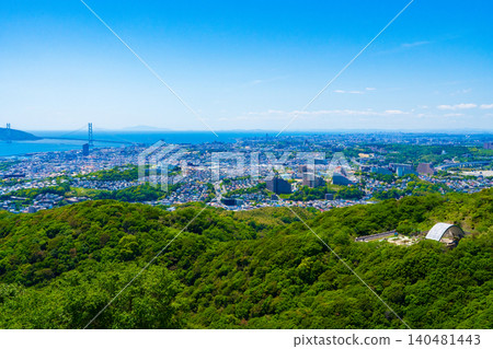 從兵庫縣神戶市旗降山眺望聖神地區和明石市的城市景觀。 從兵庫縣神戶市旗降山眺望聖神地區和明石市的城市景觀。 140481443