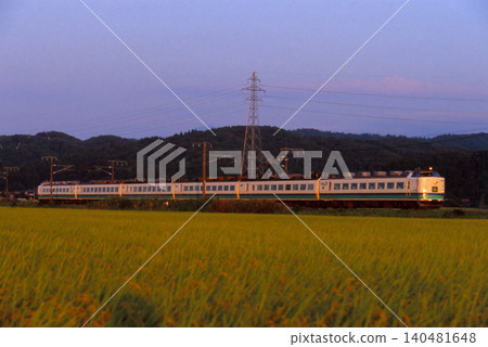 黃昏時分,快速頭尾號列車沿著信越本線行駛。 黃昏時分,快速頭尾號列車沿著信越本線行駛。 140481648
