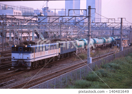 一列貨運列車從新鶴見信號站出發 一列貨運列車從新鶴見信號站出發 140481649