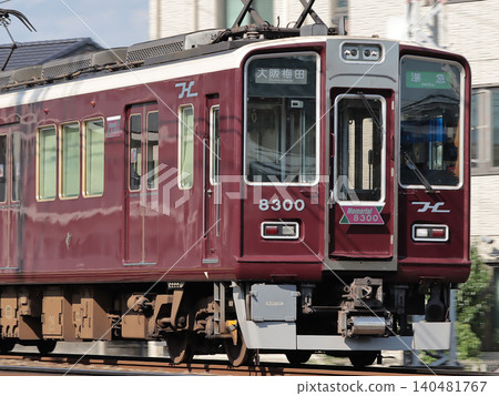 阪急8300系列(8300F,紀念8300)半特快列車,開往大阪梅田,運行於阪急京都線。 阪急8300系列(8300F,紀念8300)半特快列車,開往大阪梅田,運行於阪急京都線。 140481767