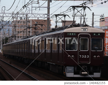 阪急 7300 系列 (7323F) 普通列車 |大阪梅田 → 上新莊站 阪急 7300 系列 (7323F) 普通列車 |大阪梅田 → 上新莊站 140482155