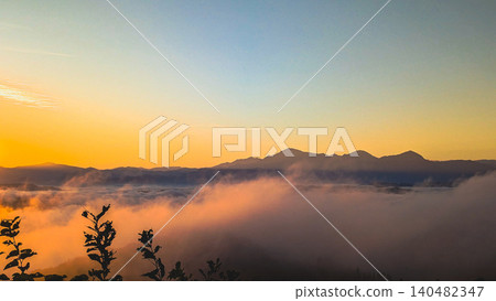 The Echigo Sanzan mountains and sea of clouds at dawn 140482347