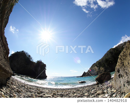 Sea illuminated by the sun 140482918