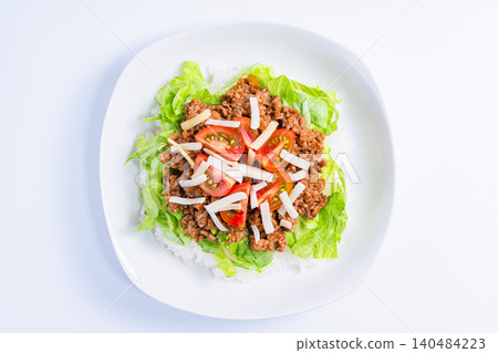 一張沖繩特色菜——塔可飯的照片，塔可飯裡有起司、生菜和番茄。 140484223
