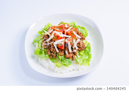 一張沖繩特色菜——塔可飯的照片,塔可飯裡有起司、生菜和番茄。 一張沖繩特色菜——塔可飯的照片,塔可飯裡有起司、生菜和番茄。 140484245