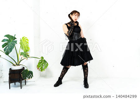 身著哥德蘿莉裝束的女子 140484299