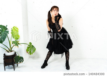 身著哥德蘿莉裝束的女子 身著哥德蘿莉裝束的女子 140484300