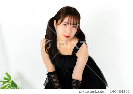 身著哥德蘿莉裝束的女子 身著哥德蘿莉裝束的女子 140484301