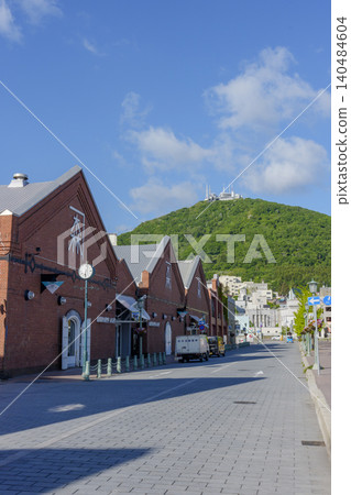 金森紅磚倉庫可俯瞰函館山-北海道函館市的熱門旅遊景點。 金森紅磚倉庫可俯瞰函館山-北海道函館市的熱門旅遊景點。 140484604