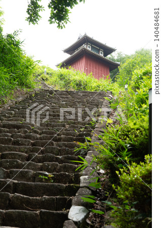 一座塔矗立在賞月林中,周圍環繞著自然美景。 一座塔矗立在賞月林中,周圍環繞著自然美景。 140484681