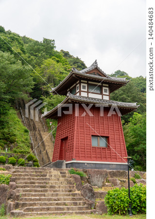 一座塔矗立在賞月林中，周圍環繞著自然美景。 140484683
