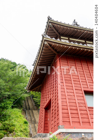 一座塔矗立在賞月林中,周圍環繞著自然美景。 一座塔矗立在賞月林中,周圍環繞著自然美景。 140484684