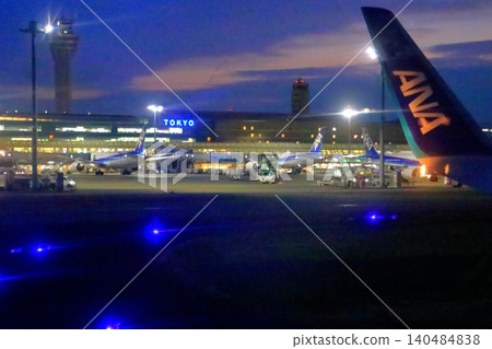 夜幕下的羽田機場（從東京大田區的一架飛機內拍攝） 140484838