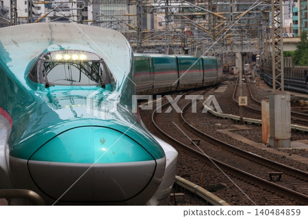 Tohoku Shinkansen Hayabusa entering Tokyo Station Tohoku Shinkansen Hayabusa entering Tokyo Station 140484859