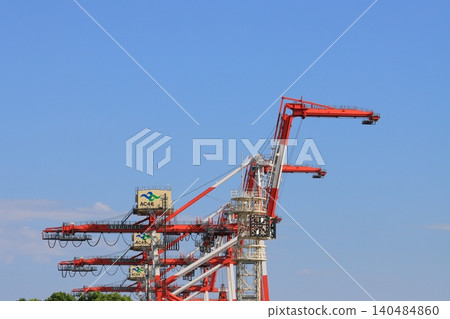 Gantry cranes at the Port of Tokyo Port work Loading and unloading containers from cargo ships Gantry cranes at the Port of Tokyo Port work Loading and unloading containers from cargo ships 140484860