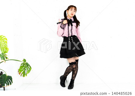身著偶像服裝的女子 身著偶像服裝的女子 140485026