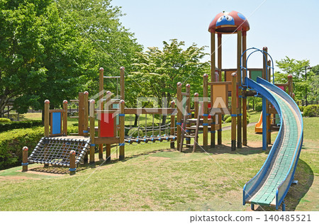 桂川公園的大型遊樂設施:一個綠樹環繞的兒童運動遊樂場,配有滑梯和網子。 桂川公園的大型遊樂設施:一個綠樹環繞的兒童運動遊樂場,配有滑梯和網子。 140485521