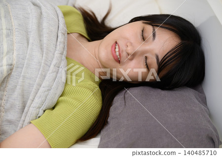 睡覺在床上的日本婦女 睡覺在床上的日本婦女 140485710