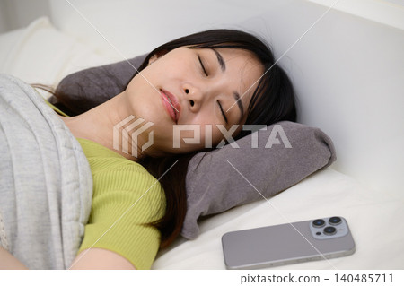 睡覺在床上的日本婦女 睡覺在床上的日本婦女 140485711