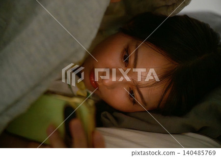 一名日本女性因沉迷智慧型手機而患有失眠症。 一名日本女性因沉迷智慧型手機而患有失眠症。 140485769