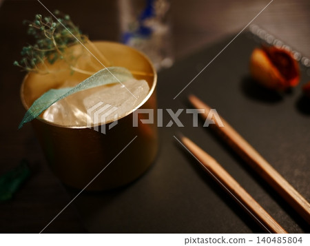 古董桌和鋼筆 古董桌和鋼筆 140485804