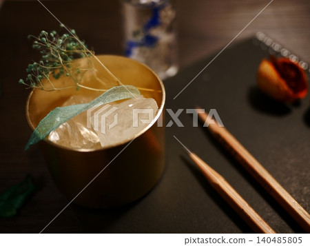 古董桌和鋼筆 古董桌和鋼筆 140485805