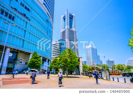 從櫻木町站廣場眺望橫濱的城市景觀,包括橫濱地標塔和Hulic Minatomirai。 從櫻木町站廣場眺望橫濱的城市景觀,包括橫濱地標塔和Hulic Minatomirai。 140485900