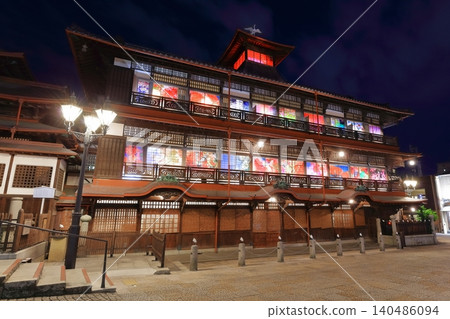 【愛媛郡】翻新後的道後溫泉本館夜景(燈光照明) 【愛媛郡】翻新後的道後溫泉本館夜景(燈光照明) 140486094