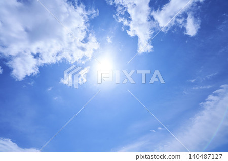 太陽和閃亮的雲彩 太陽和閃亮的雲彩 140487127